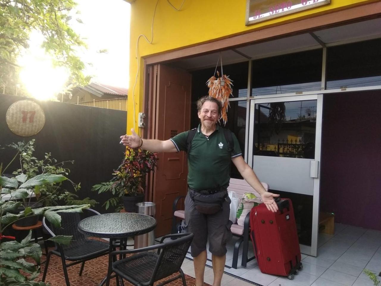 K77 Guest House Medan Buitenkant foto